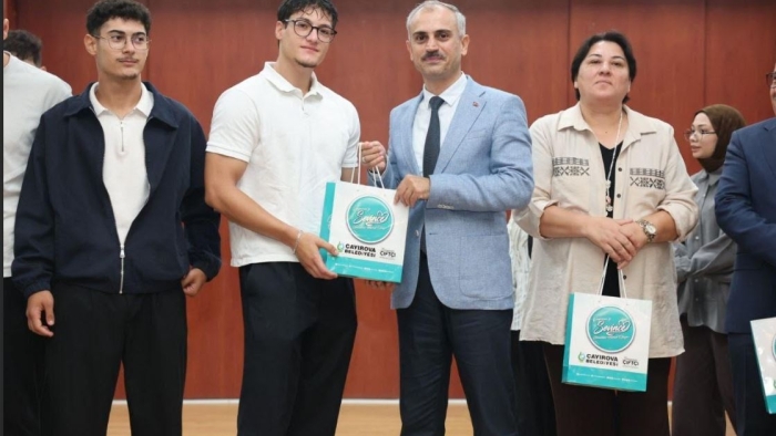 Çiftçi, üniversiteyi kazanan öğrencilerle bir araya geldi